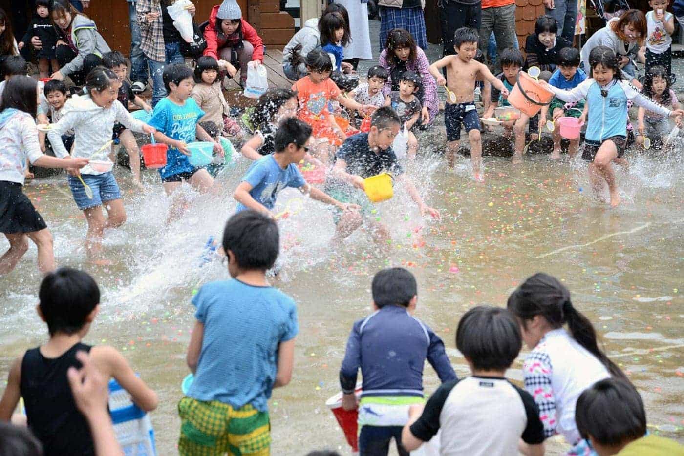 じゃぶじゃぶ池を使ったイベントも開催。スーパーボールすくいは子どもに大人気！