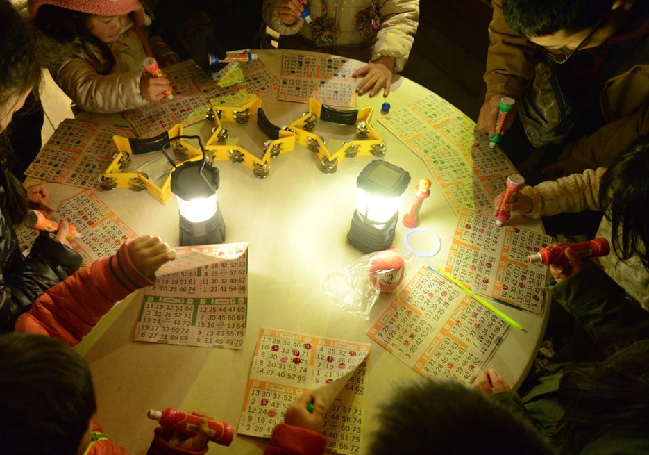 夜に開かれるビンゴ大会は参加費300円で誰でも参加できます