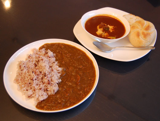 ボリュームもある人気メニュー。左側が「薬膳カレー」、右側が「ビーフシチュー」。