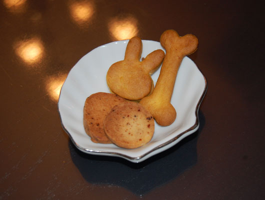 わんこのお水と一緒にクッキーサービスも！クッキーは無添加、手作りです。
