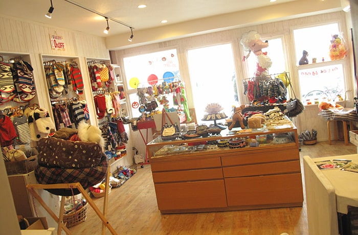木目を基調とした店内で、ゆっくりとショッピングを楽しみましょう。