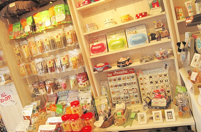 おやつや、わんこをモチーフにした雑貨も種類豊富！