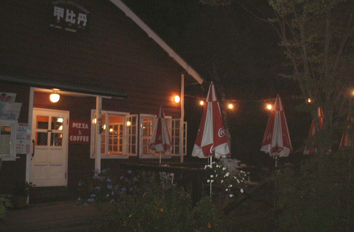 こちらは、夜の様子。ジャズの音色が流れ、昼間とは違う顔になります。