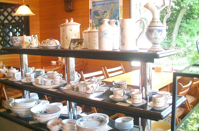 直輸入した、イタリアの陶器やアクセサリーを販売しています。