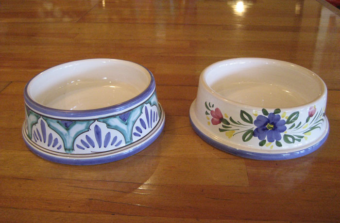 イタリアの陶器屋に注文して作ってもらった、わんこ用の器。重さがあるので、食事中も動きにくいそうです。売切れ次第終了です！