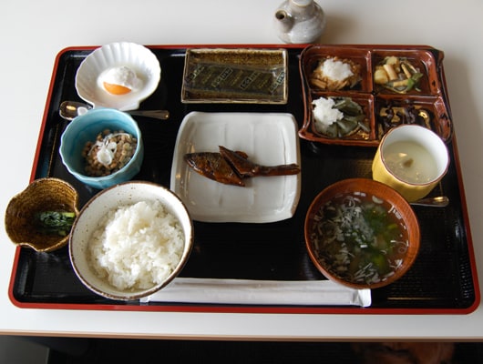 朝食は和食。ご飯とみそ汁は、おかわり自由。これだけおかずがあったら、ご飯は何杯でも食べられますね。
