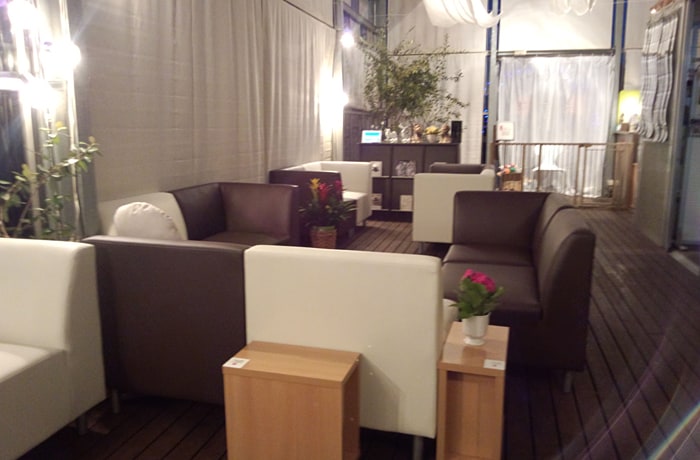 ソファーが設置された店内。ドリンクをいただくことができます。