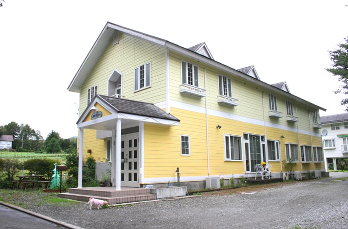 爽やかなクリーム色の建物が目印です。