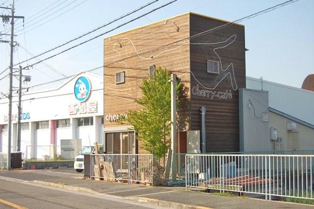 外壁に描かれた看板犬のみかんちゃんが目印です。