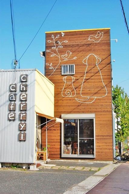 お店の横にもかわいらしい絵が描かれていますよ。