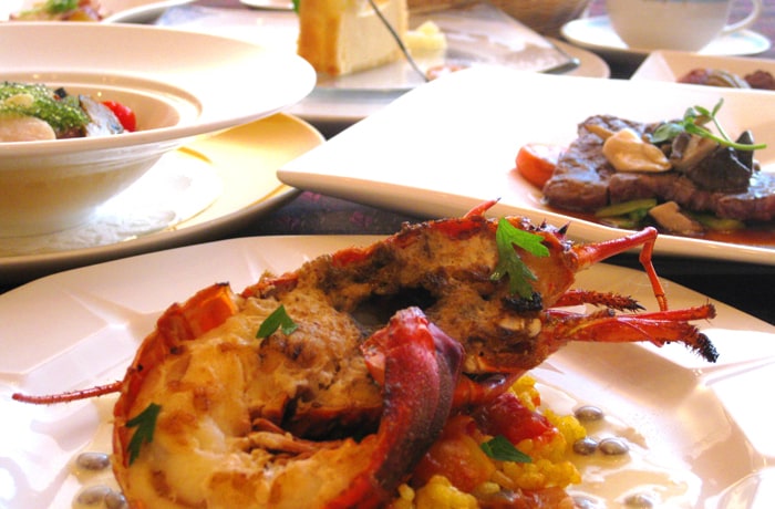 レストランでは豪華な地中海料理が味わえます（レストランはわんこ同伴不可）。