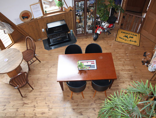 店内は天井が高く、開放的な空間です。