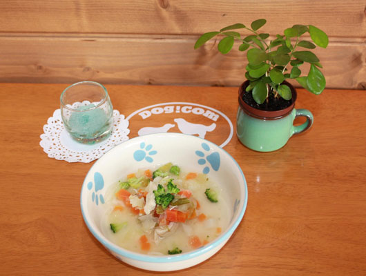 わんこ用メニューの「野菜スープ」。食いつきの良さは保証します！