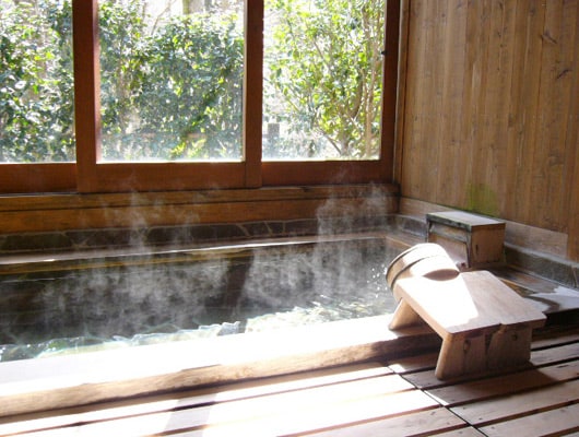 檜で造られた貸切露天風呂。箱根の四季を感じながら、ゆっくり浸かりましょう。