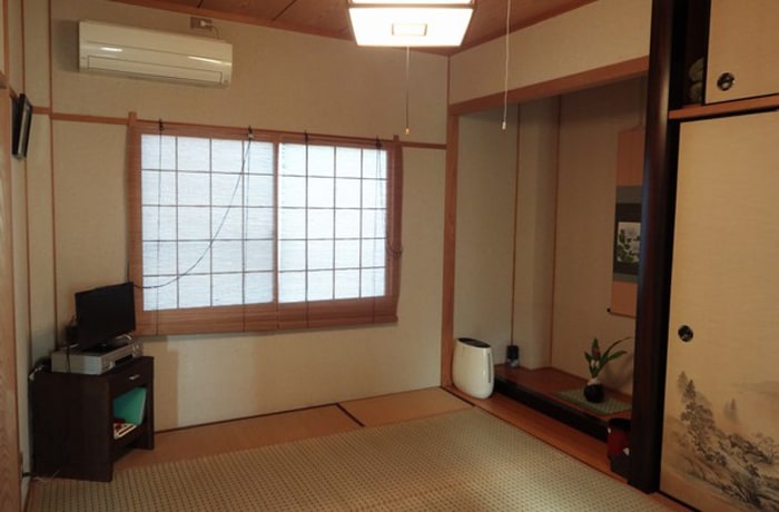 シックな和室にもテレビが設置。グループや家族でご利用の際は、こちらに布団を敷くことができます。