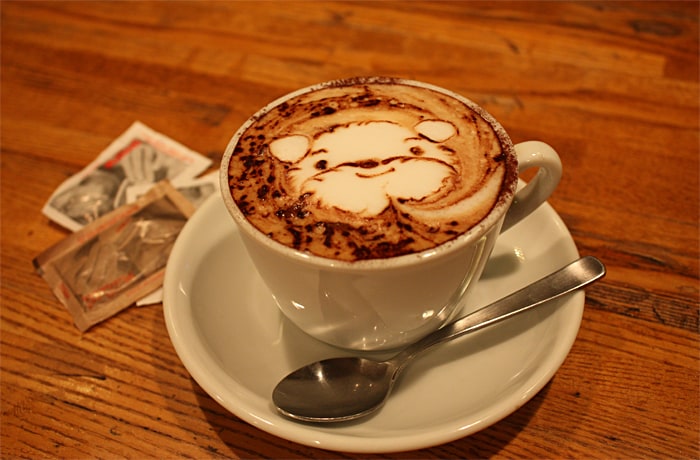 オススメの「カプチーノ」。かわいらしい絵を崩さずにいただく人もいるそうです。