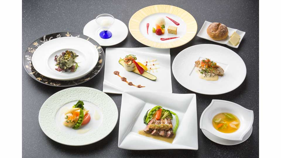 	地場の食材、四季折々の旬の食材を使ったコース料理をお楽しみください。