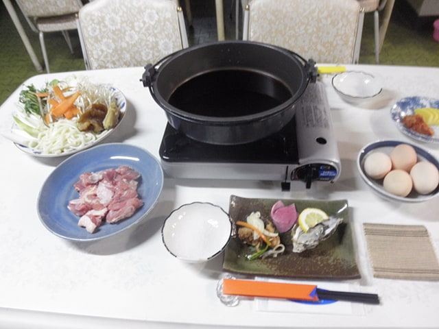夕食メニューの一例。こちらは「大山鶏すき焼き」です。