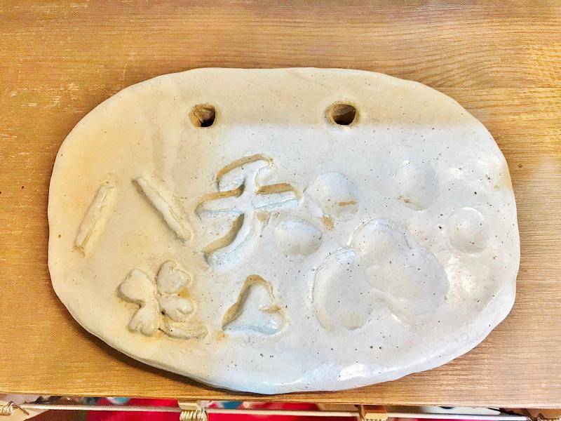 手びねり陶芸では、わんこの足形プレートなど世界でひとつだけのアイテムも作れます