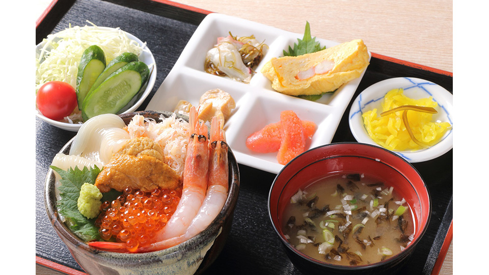 お部屋に届く食事もご用意。朝市から直送の新鮮な海の幸を使った朝食はいかが？