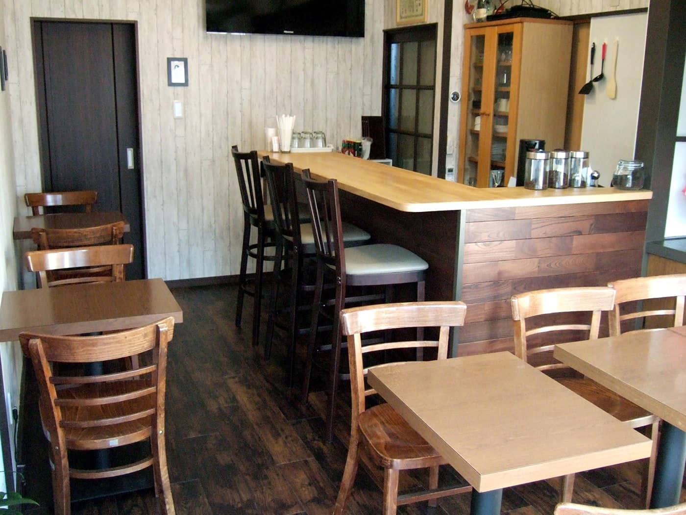 落ち着いた店内には淹れたてのコーヒーの香りが
