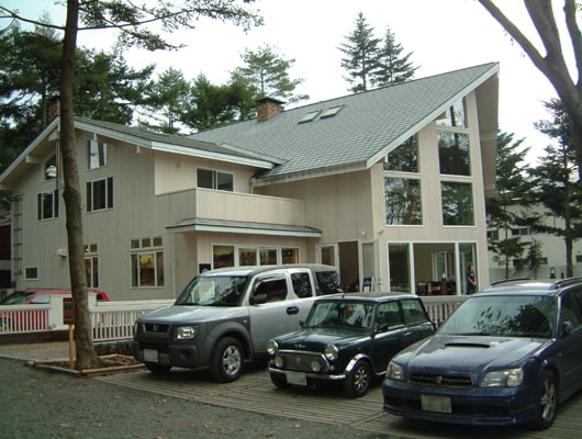 こちらが「DOG GARDEN RESORT 軽井沢」。手前に見えるのがショップです。