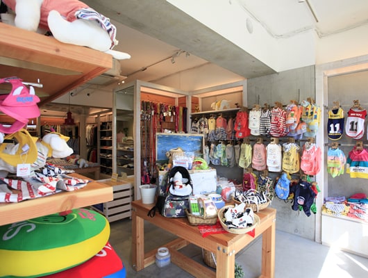 明るく色とりどりの賞品が並んだ店内。