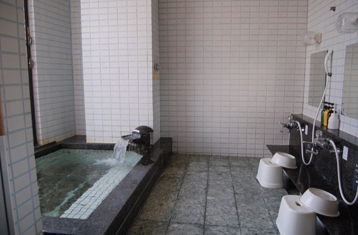 1日の疲れは、広々としたお風呂に浸かって癒しましょう。（2か所あります。）