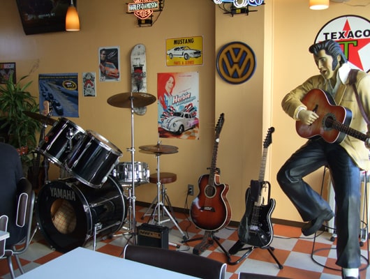 店内奥にはギターやドラムが。全てスタッフが持参したものだとか。