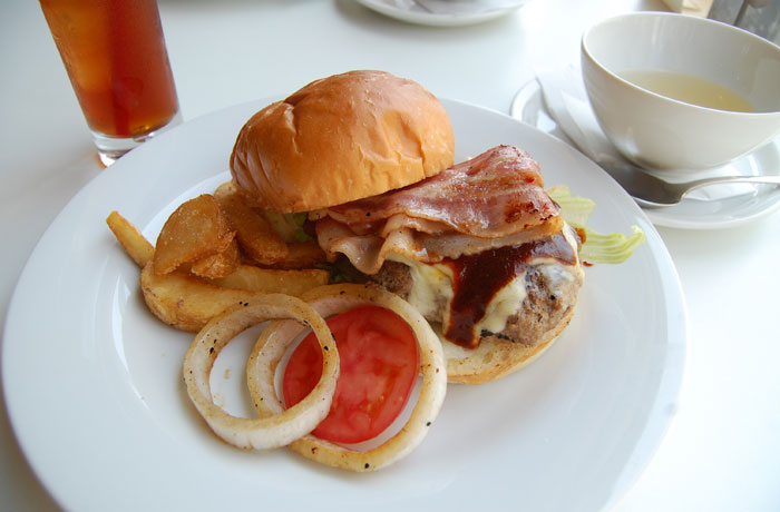 オススメの「ハンバーガー」。大きく口をあけて、かぶりつこう！