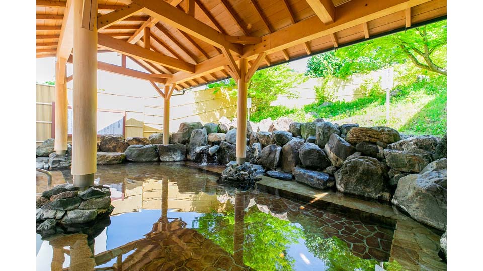 源泉掛け流しの露天風呂や壺湯、 内風呂やロウリュウサウナを楽しめる天然温泉です。