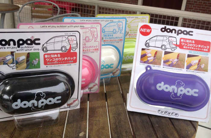オススメ商品の「don-pac」。ウンチ袋を入れて車の外側に貼りつけられる、アイデア商品です！