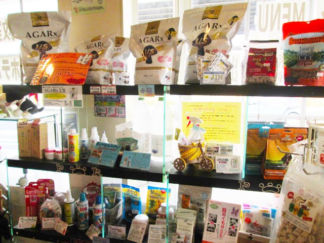 グッズ、ケア用品、フード・おやつ類を揃えています。