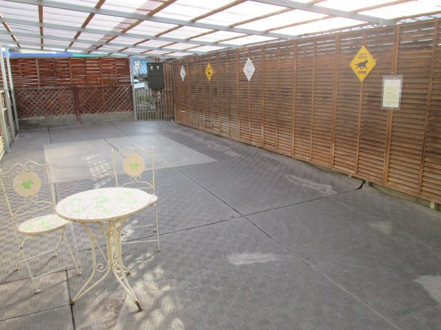 屋根付きなので、雨の日でも遊べますよ。