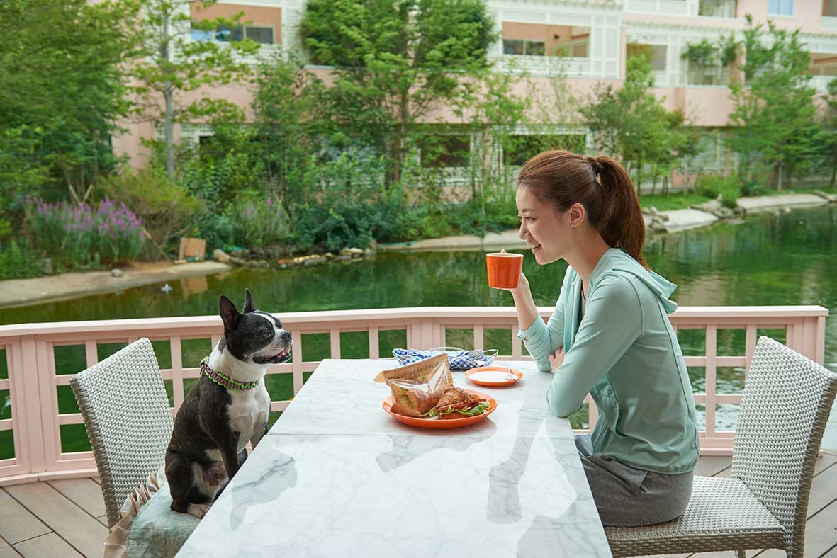 愛犬と一緒にカフェタイム。幸せを感じる時間です。