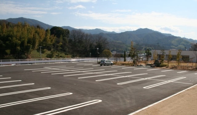 広めの駐車スペースなのでちょっと車の運転が苦手な方も安心！