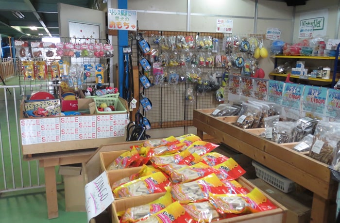 施設内にはショップも併設。お買い物を楽しめますよ。