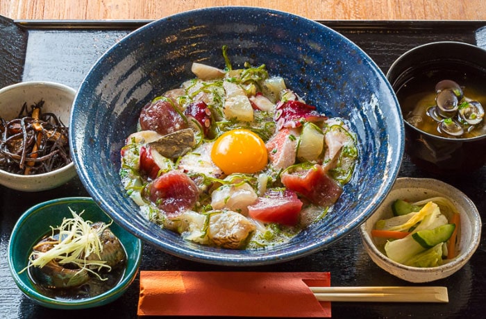 「俺のぶっかけ丼」は、その日に獲れた魚介類を豪快に投入！