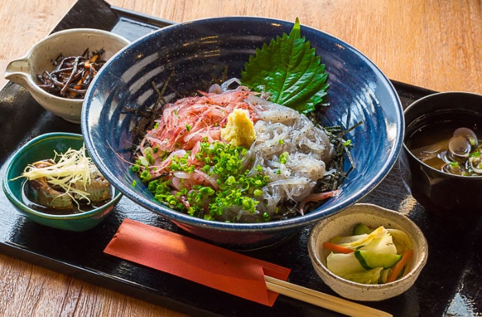 新鮮な生シラス・桜エビが味わえる「駿河丼」。