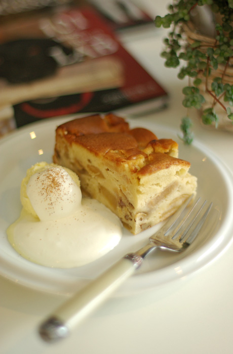 日替わりケーキ。オーガニックコーヒー又は紅茶と一緒にどうぞ。