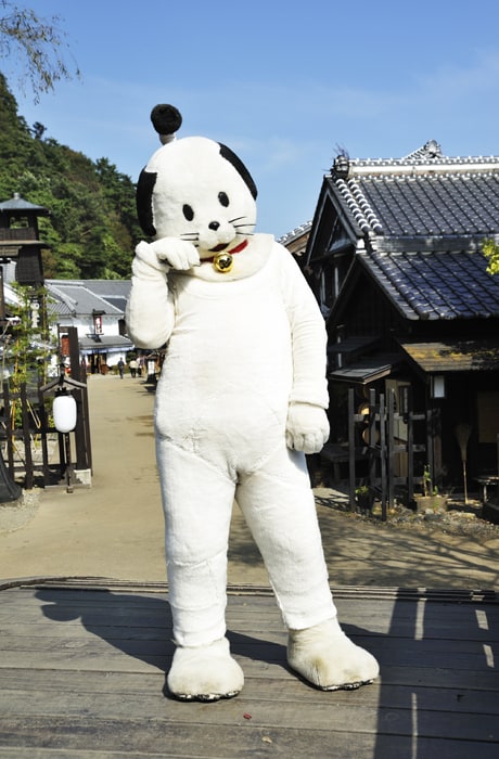 日光江戸村のキャラクター「ニャンまげ」。いたずらが好きな人気者です！