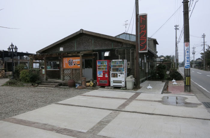 2013年3月、敷地内にオープンした唐揚げ屋さん。いいニオイがします！