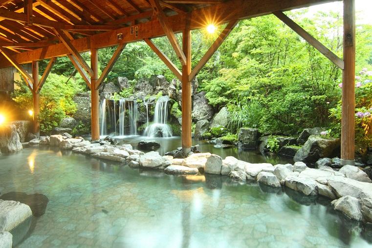 自然の景観美を再現した大型露天風呂は大人気