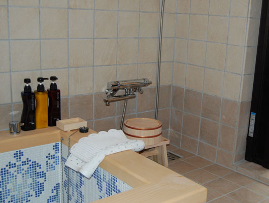 ゆったりとバスタイムを楽しみましょう。こちらは「ジャパニーズ」のバスルームです。