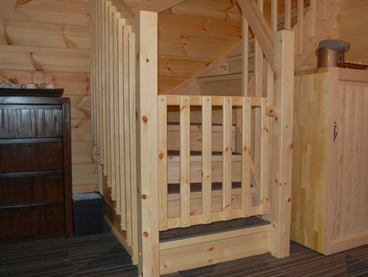 階段には、柵が付いています。上り下りをさせたくない時に利用しましょう。