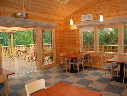 朝食をいただく「エルフォ」専用のレストラン。お天気の良い日はウッドデッキでいただくこともできます。