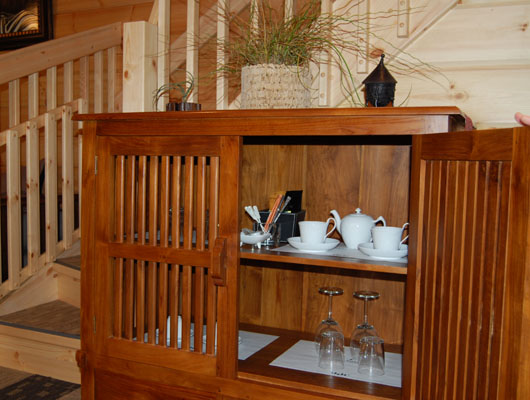 部屋には、ロイヤルコペンハーゲンのティーカップなどこだわりの小物ばかり。お部屋のテーマによって柄も違います。こちらは「アフリカ」のお部屋に置かれたインテリアです。