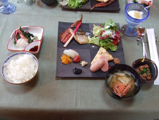 朝食は和食。ご飯とドリンクは、おかわり自由です。