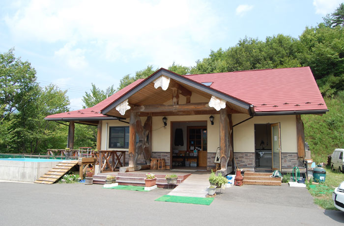 赤い屋根のログハウスで、まず受付を済ませましょう！
