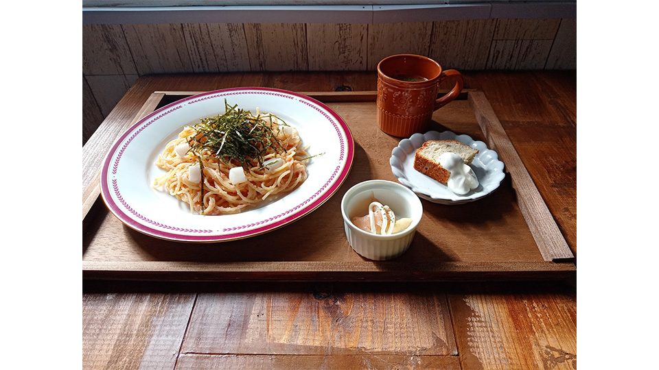 メインの他、スープ、付け合わせ、ミニデザート付きのランチセット